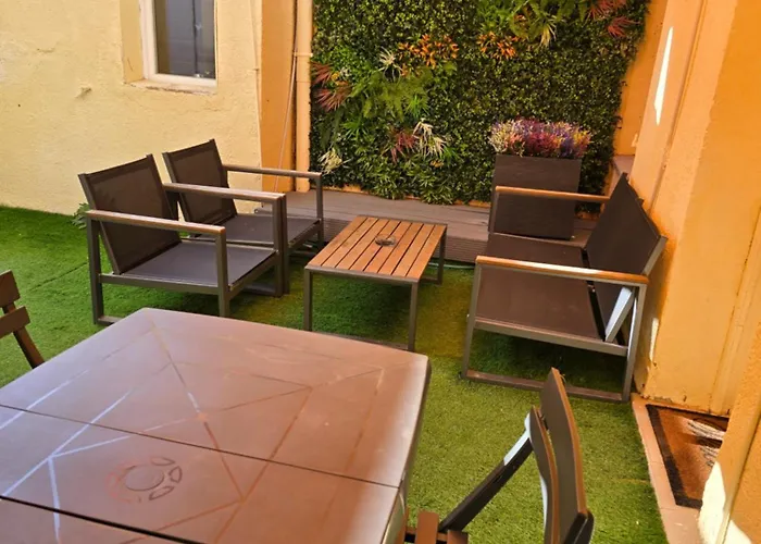 Maison De Ville Entiere ,2 Chambres, Parking